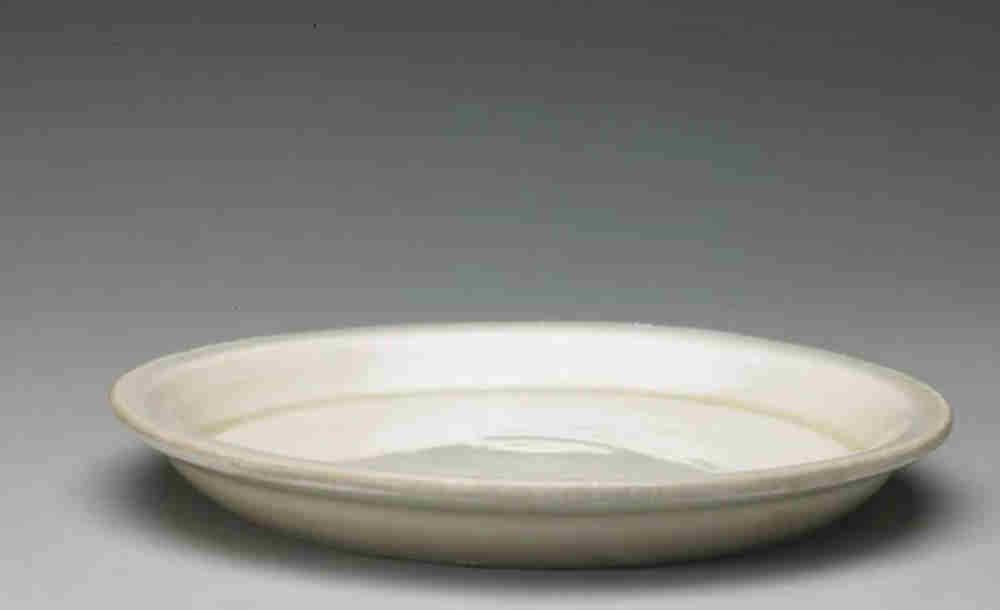 了解中國(guó)古代定窯白瓷,這篇文章不得不讀(圖2) 北宋時(shí)期定窯白釉描金折沿盤,展現(xiàn)了定窯高超的描金技術(shù).jpg