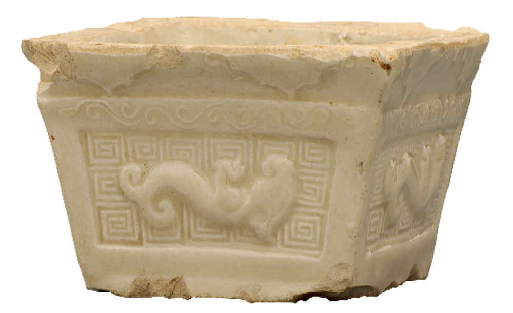 古代的螭龍紋和夔龍紋,與定窯有什么淵源(圖1) 收藏于定州博物院的定窯白瓷印花夔龍紋方爐.jpg