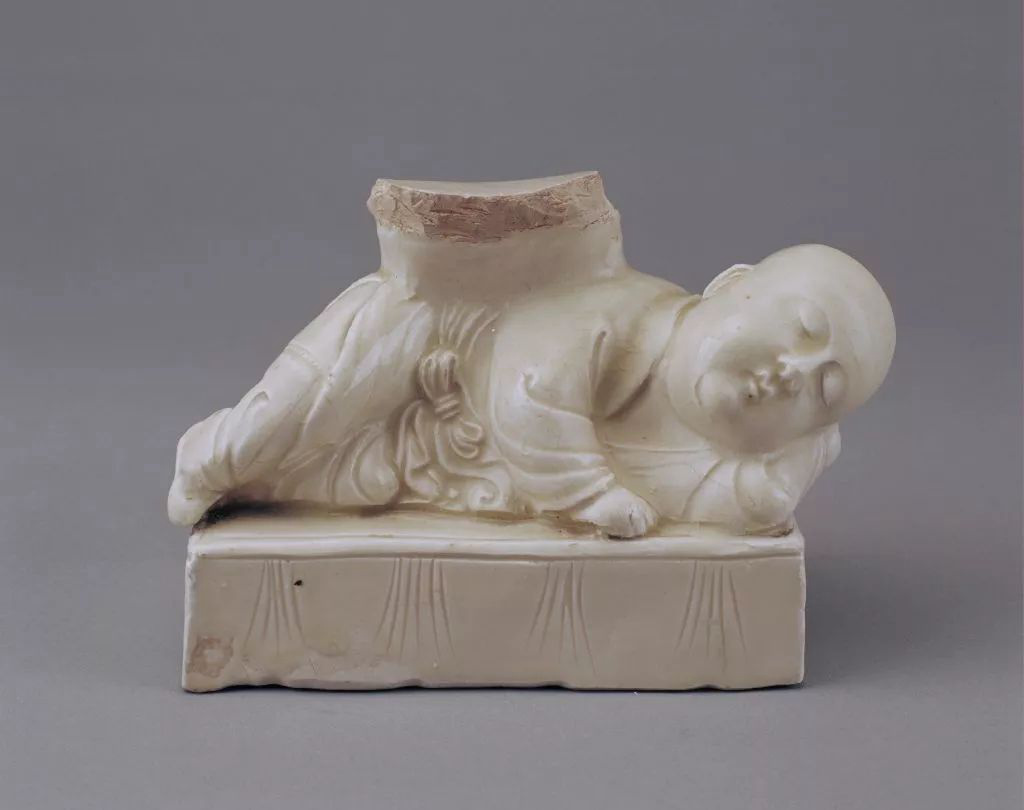 收藏于北京故宮博物院的宋代定窯孩兒枕(殘) 收藏于北京故宮博物院的宋代定窯孩兒枕(殘)