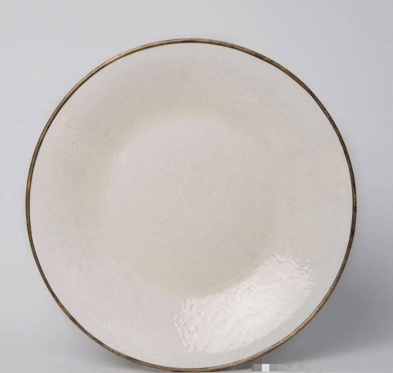 雍正時(shí)期仿定窯之作,與臺(tái)北故宮收藏的宋代定窯白釉雙魚盤十分相似 雍正時(shí)期仿定窯之作,與臺(tái)北故宮收藏的宋代定窯白釉雙魚盤十分相似