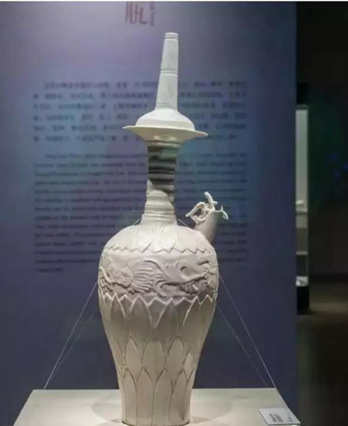 收藏在定州博物院的定窯白釉刻花龍首大凈瓶 收藏在定州博物院的定窯白釉刻花龍首大凈瓶