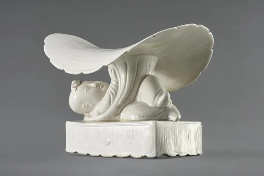 收藏于舊金山亞洲藝術博物館定窯白釉嬰戲荷葉枕 收藏于舊金山亞洲藝術博物館定窯白釉嬰戲荷葉枕